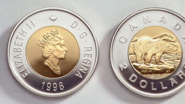 Obverse and reverse of Canada’s first circulating $2 coin: 28 mm across, 1.8 mm thick, 7.3 g; outer nickel ring about aluminum-bronze core, KM-270. The obverse effigy of Queen Elizabeth II is by designer Dora de Pédery-Hunt. The Polar Bear reverse design is the work of Brent Townsend. Images courtesy RCM.