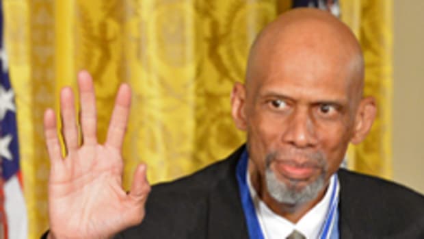 WASHINGTON, DC - NOVEMBER 22:  President of the United States, Barack Obama presents NBA Hall of Famer Kareem Abdul-Jabbar with a medal during a ceremony for the Presidential Medal of Freedom at the White House on November 22, 2016 in Washington D.C. NOTE TO USER: User expressly acknowledges and agrees that, by downloading and or using this photograph, User is consenting to the terms and conditions of the Getty Images License Agreement. Mandatory Copyright Notice: Copyright 2016 NBAE (Photo by Jon SooHoo/NBAE via Getty Images)