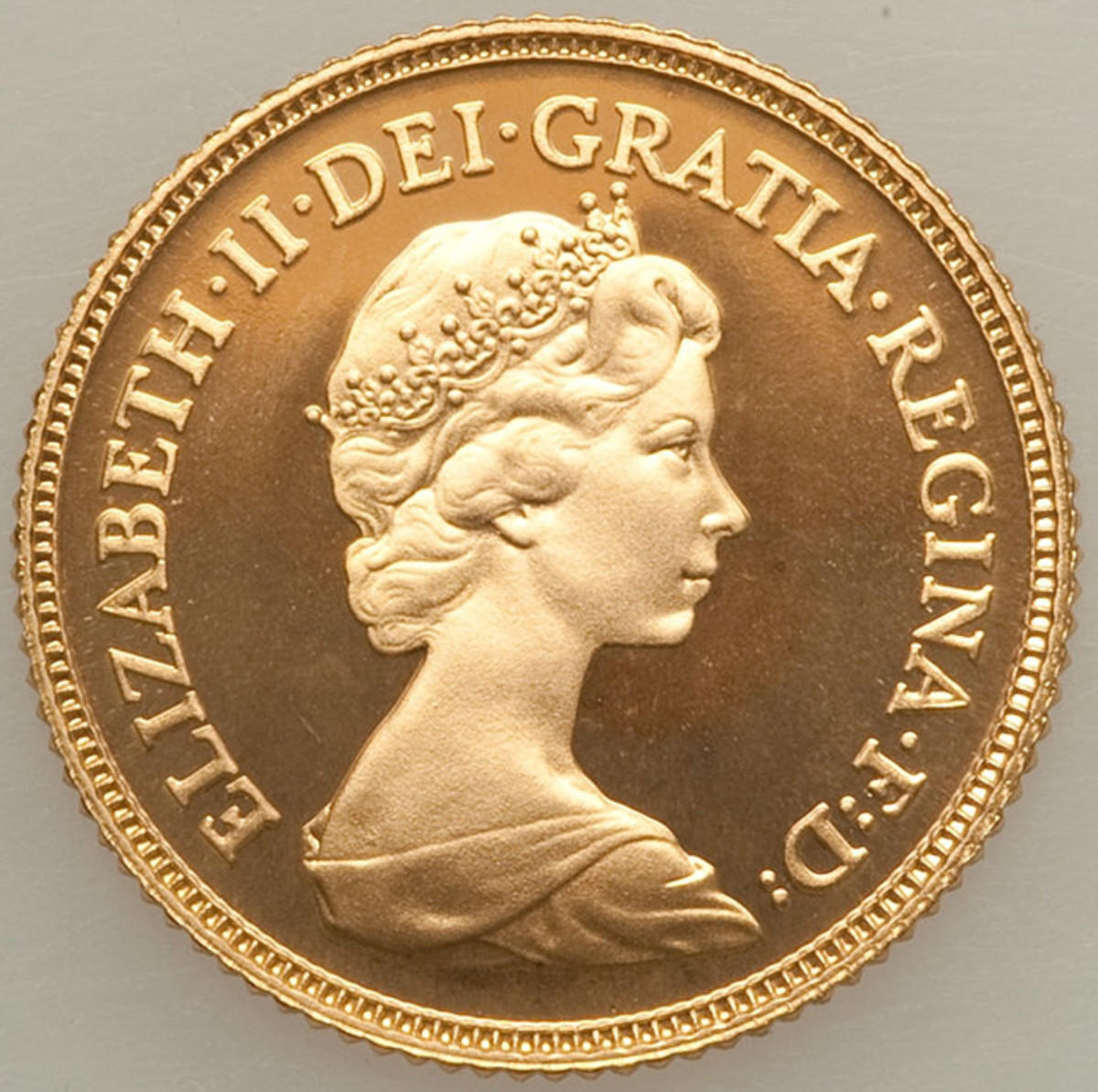 Her Majesty’s favorite: Arnold Machin’s supremely regal portrait of Her Majesty wearing the “Girls of Great Britain and Ireland” tiara used on Britain’s circulating and commemorative coins from 1968 to 1984. Image courtesy & © www.ha.com.