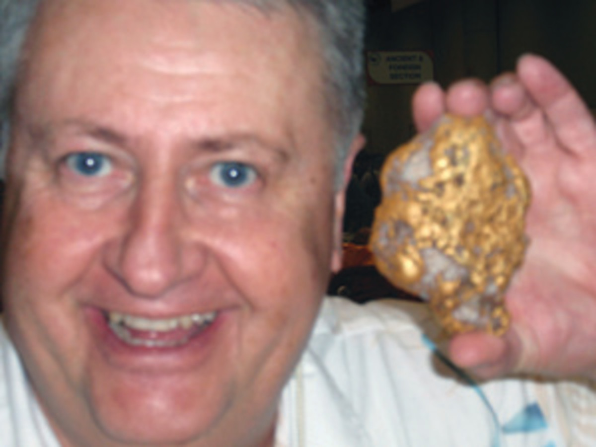  Dealer Bob Campbell with the second-largest gold nugget ever found in the state of Arizona.
