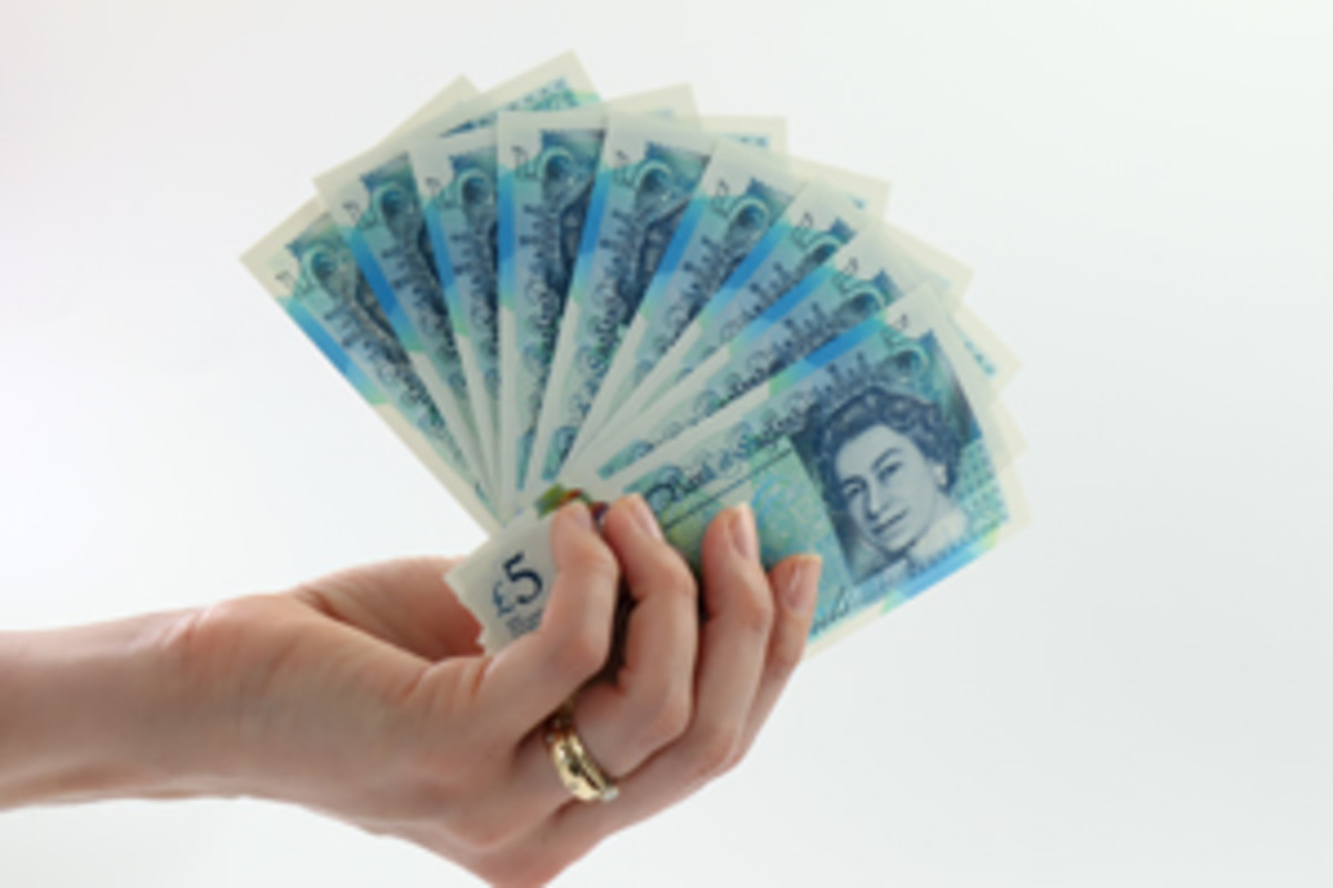  A fist full of fatty £5s. (Image courtesy and © Bank of England)