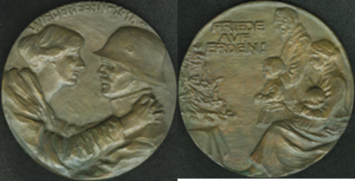  On her massive 102 mm, 297.8 g bronze medal “WIEDERSEHEN-1918” [Farewell 1918], Danish sculptor Lotte Benter encapsulates what the Armistice meant to the ordinary German soldier: going home to his wife and contemplating his 1918 Christmas tree with his united family – and FRIEDE AUF ERDEN [Peace on Earth]. (Images courtesy & © www.ha.com)