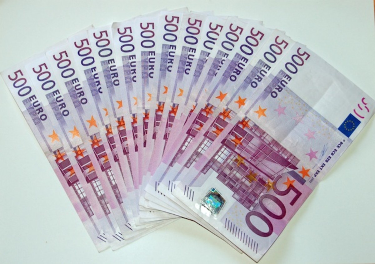 The European Union is considering halting 500-euro bank note use.