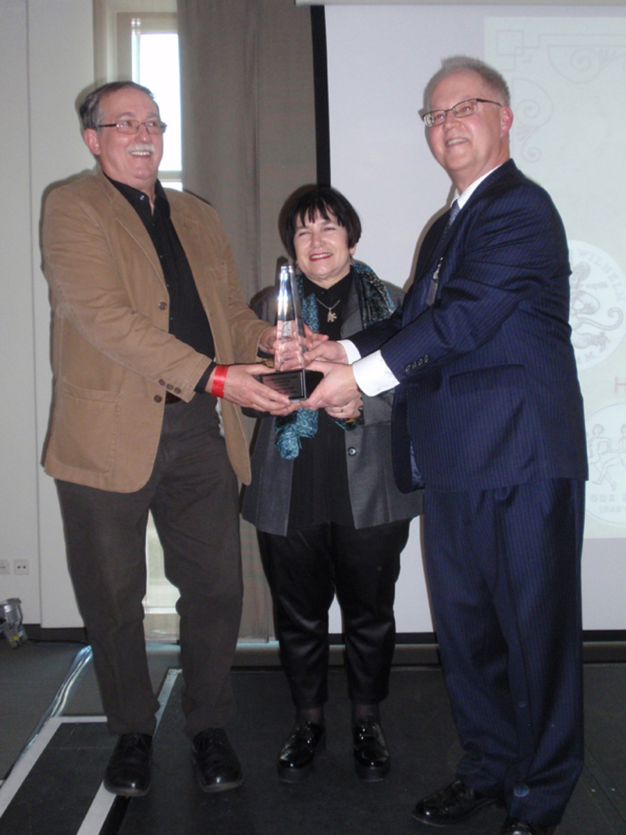 Heinz Hoyer and his wife, Sneschana Russewa-Hoyer receive the Lifetime Achievement Award in Coin Design