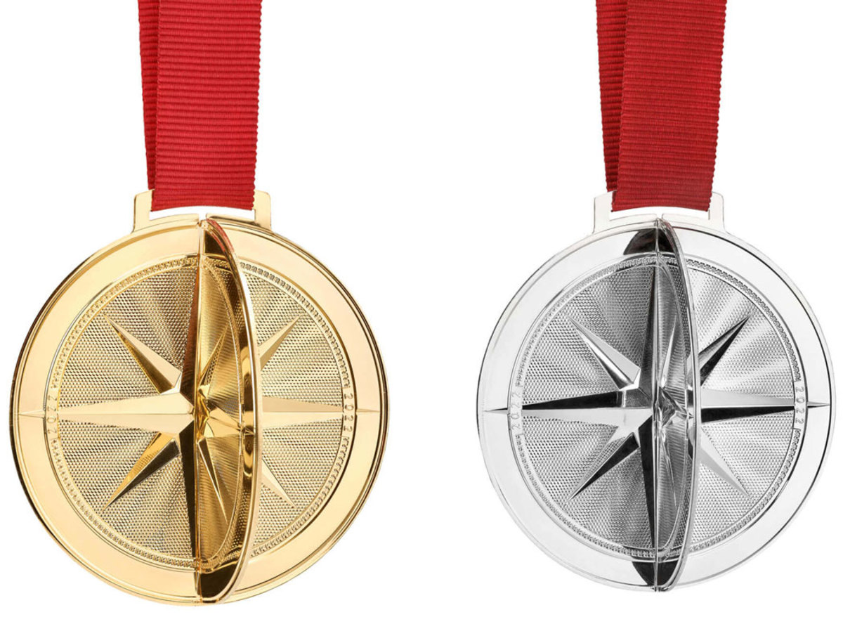 These gold and silver Christmas star ornaments will make the perfect addition to your holiday décor. (Image courtesy The Royal Mint.) 