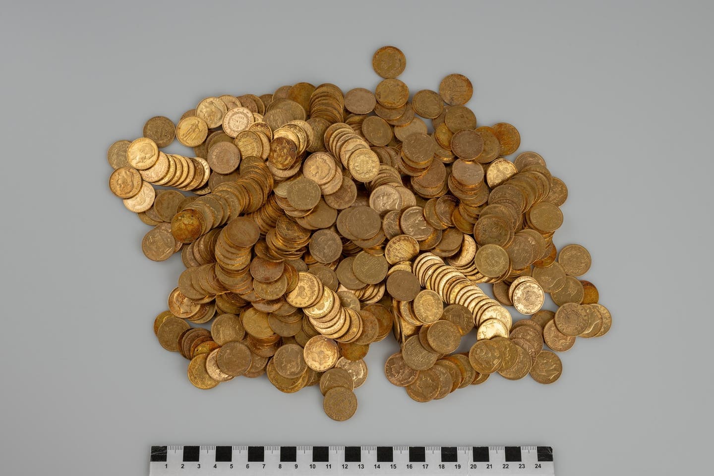 “There’s Something Here”: Hikers Stumble Upon Hidden Gold Worth $340,000